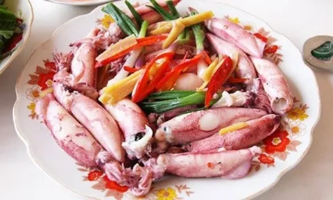 Hấp mực chỉ bỏ nước thôi là dại: Thả thêm loại nước đặc biệt này vào mực hết sạch mùi tanh, giòn sần sật