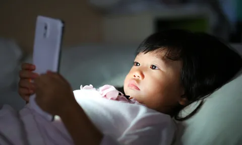 Trẻ dùng điện thoại quá 3 giờ/ngày: Nguy cơ bệnh tim mạch tăng vọt