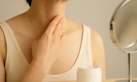 5 thói quen giúp phụ nữ trung niên giữ da cổ và ngực căng mịn, trẻ lâu mà không cần thẩm mỹ