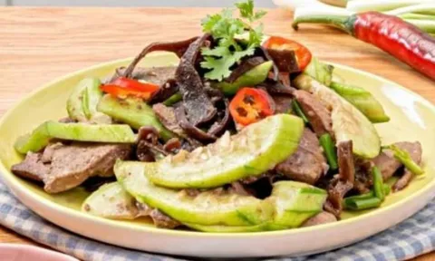 Giật mình: Bộ phận gà quen thuộc chứa cholesterol cao gấp 4 lần mỡ lợn
