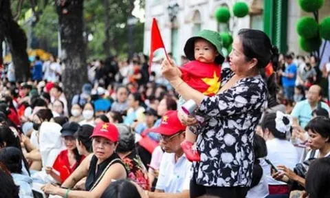Hà Nội phát miễn phí đồ ăn, nước uống cho người dân dự lễ diễu binh 2/9