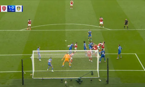 Neville ngả mũ trước 'bài tủ' phạt góc của Arsenal