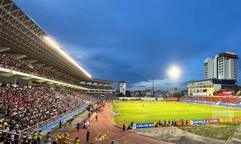 Hình ảnh hiếm gặp ở V.League xuất hiện trên sân Ninh Bình