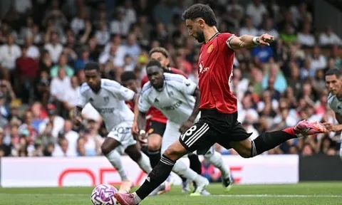 Bruno Fernandes sút hỏng quả 11 mét