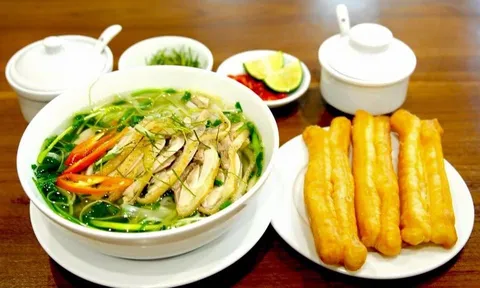 Thả thứ này vào nấu phở gà ngon cực phẩm: Ăn một lần nhớ mãi