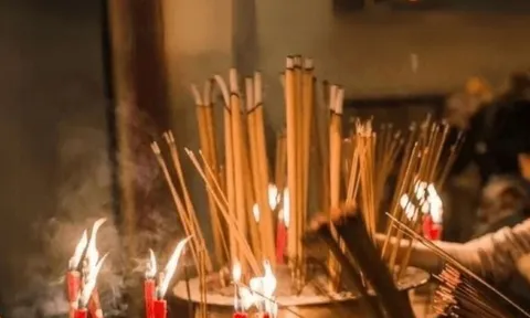 Tổ tiên nhắc nhở: Tháng 7 cô hồn, thắp hương 2 khung giờ này là đại kỵ (giờ Ngọ, buổi tối), tránh ngay