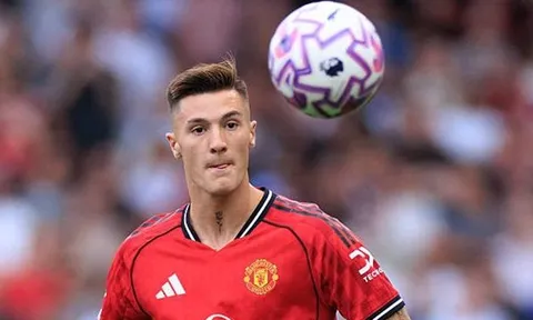 Hàng công đắt giá của Man United vẫn loay hoay tìm lối thoát