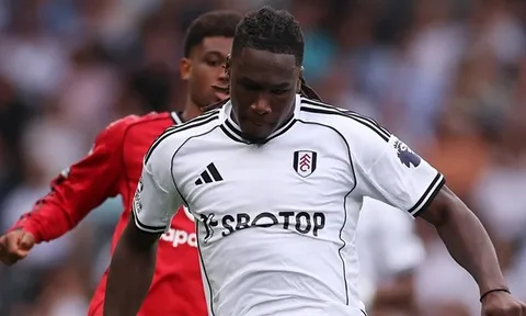 Sao Fulham tố Man Utd ghi bàn thắng 'bẩn' sau trận hòa 1-1