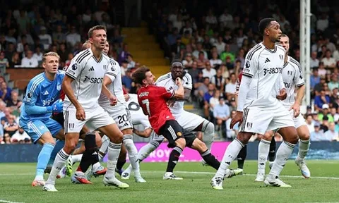 VAR gây tranh cãi lớn trong trận Fulham gặp Man Utd