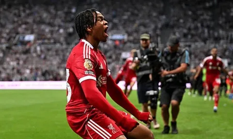Rượt đuổi nghẹt thở, Liverpool hạ gục Newcastle vào phút bù giờ