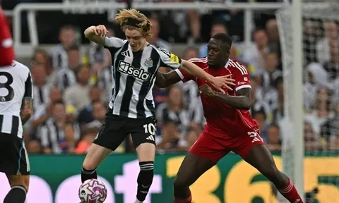 Chris Sutton gọi màn trình diễn của Konate là "thảm họa" sau trận Newcastle