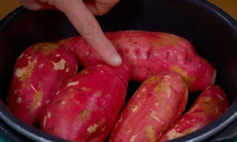Thêm thứ này vào nồi khoai lang luộc, khoai nhanh chín, ngọt lịm, bở tung