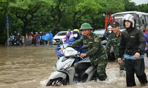 Toàn cảnh nhiều đường phố Hà Nội biến thành sông, các chiến sĩ làm nhiệm vụ A80 giúp người dân qua đoạn ngập sâu