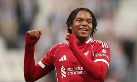 Liverpool có thần đồng mới: Rio Ngumoha ghi bàn ra mắt ở tuổi 16