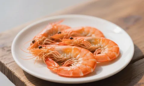 Ăn tôm có hại cho 5 nhóm người này