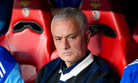Thua Benfica, Mourinho bất ngờ đá xoáy các "huấn luyện viên online"