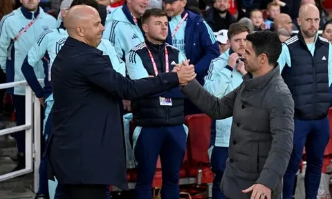 Neville dự đoán Arsenal đánh bại Liverpool bằng bài tủ