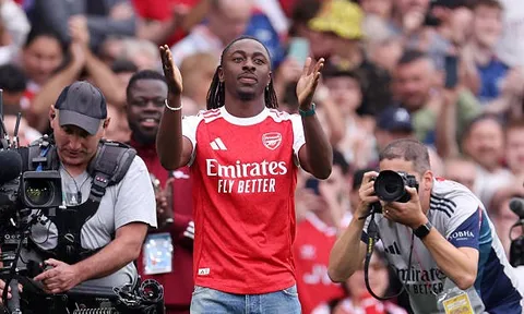 Chưa đá trận nào, Eze đã được huyền thoại Arsenal "tâng bốc"