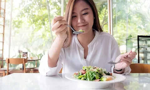 Ăn sáng 8 giờ có thực sự tốt: Bác sĩ đưa ra 4 nguyên tắc vàng để sống thọ, khỏe mạnh