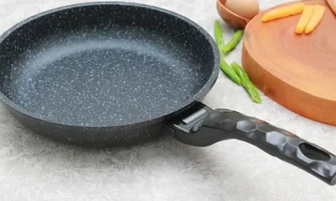 Chảo mất lớp chống dính? Đừng vứt! Chỉ cần vài giọt này, chảo cũ như mới