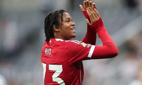 Isak đến, Rio Ngumoha sẽ vẫn có chỗ tại Liverpool