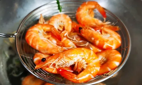 Cắt nắm lá này bỏ vào nồi tôm luộc, tôm lên màu đỏ au, thịt chắc ngọt, thơm lừng