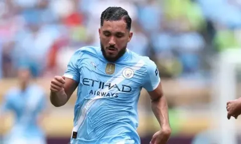 Rayan Cherki vắng mặt trong trận Man City gặp Brighton