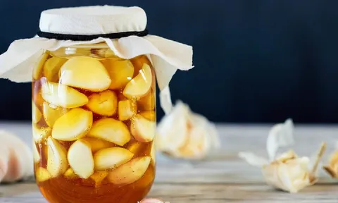 6 lợi ích tuyệt vời cơ thể nhận được khi ăn tỏi ngâm mật ong