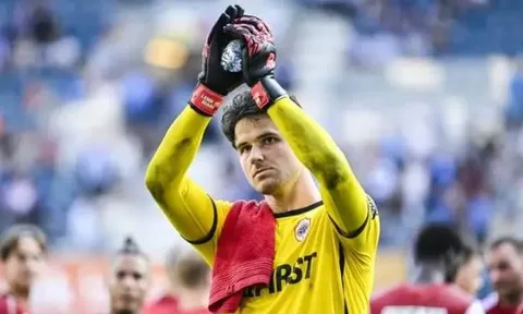 Thibaut Courtois nói gì về tân binh Senne Lammens của MU?