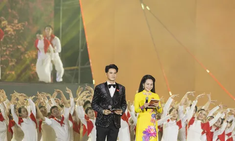 Vũ Mạnh Cường cùng Tùng Dương hát quốc ca trong hậu trường Concert Quốc Gia Đặc Biệt