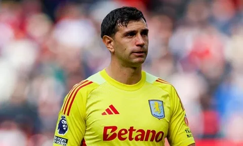 Bằng chứng Emiliano Martinez 'đi đêm' với MU
