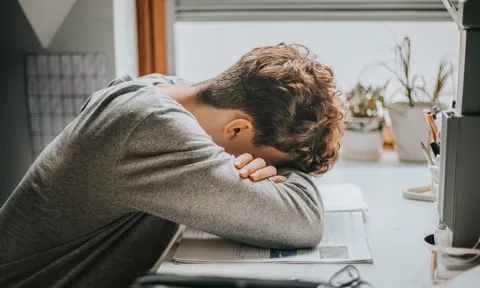 Xuất hiện 4 dấu hiệu này, cơ thể đang 'cầu cứu': Hãy dừng lại nghỉ ngơi ngay, đừng chủ quan