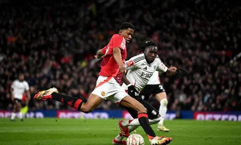 Phil Jones "phát cuồng" với thần đồng Chido Obi của MU