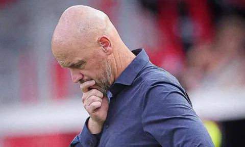 Erik ten Hag bức xúc khi bị Leverkusen sa thải sớm