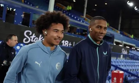 Ashley Young và con trai Tyler có thể làm nên lịch sử tại Ipswich Town