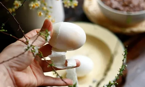 Luộc trứng thả 2 hột muối theo cách này, trứng dóc vỏ - lòng đào dẻo thơm, béo ngậy