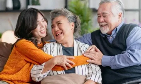 Sau 60 tuổi mới thấm: Gia đình chỉ có con trai, cha mẹ dễ rơi vào 3 cảnh ngộ đắng lòng