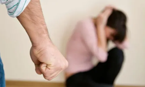 Từ hôm nay 4/9, người có hành vi bạo lực gia đình có thể bị cấm tiếp xúc, công an giám sát chặt