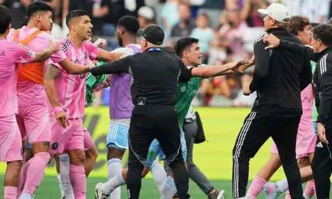 Luis Suarez xin lỗi vì hành động nhổ nước bọt vào nhân viên Seattle