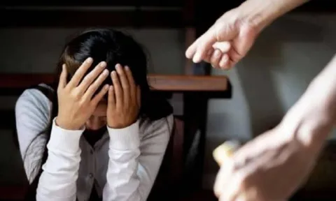Chính thức: Chồng đánh vợ sẽ bị cấm tiếp xúc tối đa 4 ngày theo quy định mới