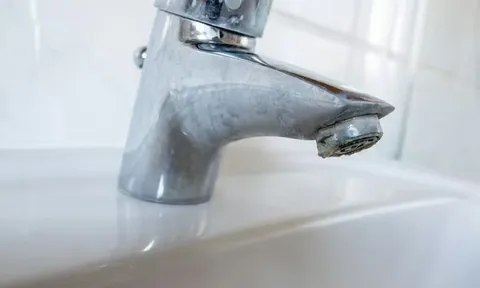 Vòi nước sạch bong cặn vôi chỉ sau 25 giây với một mẹo đơn giản, ai cũng có thể làm được