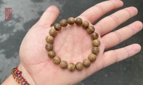 5 loại vòng gỗ phong thủy mang lại tài lộc, sức khỏe, tình duyên, trừ tà và công danh sự nghiệp