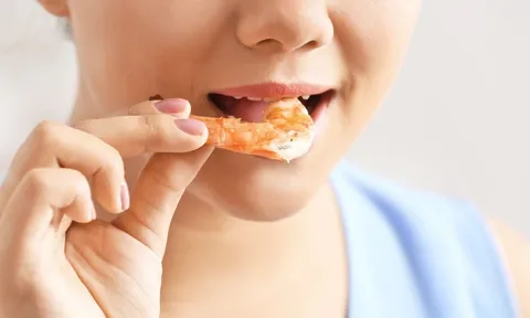 Tôm ngon lại bổ nhưng có 4 người đừng dại ăn vào