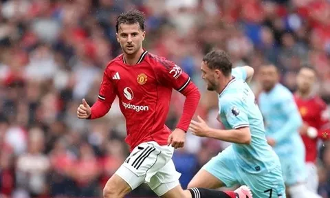Cú hích kép cho Man United trước trận Derby Manchester