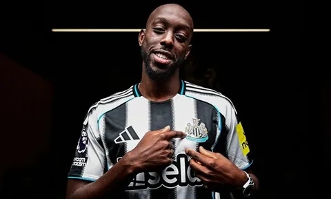 "Bom tấn" 55 triệu bảng của Newcastle lỡ đại chiến Chelsea, Man Utd