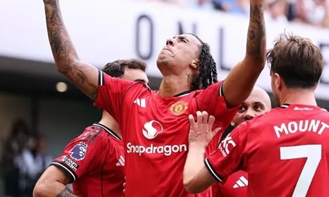 Rio Ferdinand ca ngợi Leny Yoro