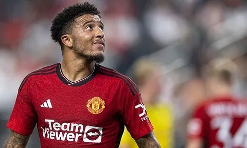 Jamie Carragher và Paul Scholes đồng loạt "dội gáo nước lạnh" vào Jadon Sancho