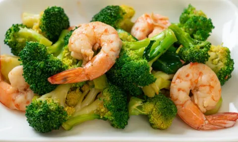 Cách làm món Súp lơ xanh xào tôm, màu sắc rực rỡ, hương vị đậm đà, ngon miệng