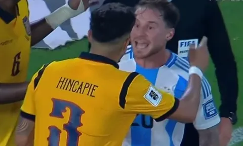 Mac Allister gửi thông điệp cho Hincapie sau pha va chạm ở World Cup