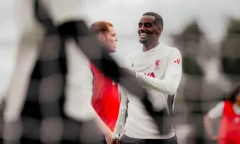 HLV Arne Slot thận trọng đưa Isak vào đội hình Liverpool